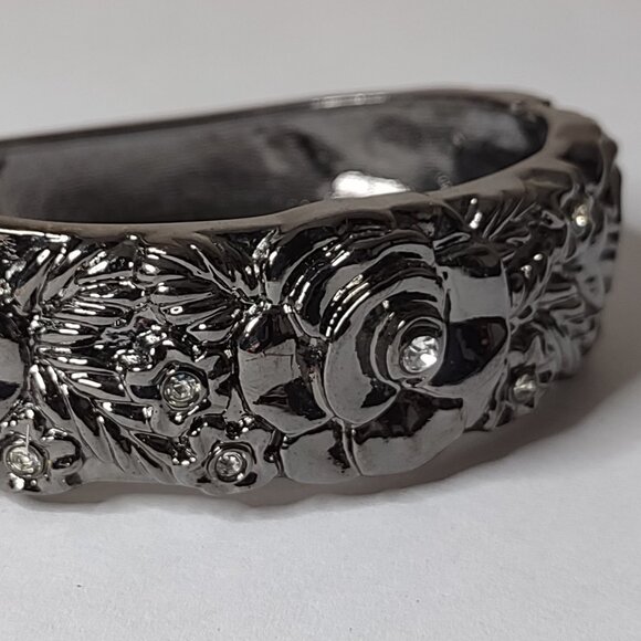 7 Inch Black Metal Flower Hinged Clamper Bracelet - Picture 1 of 8